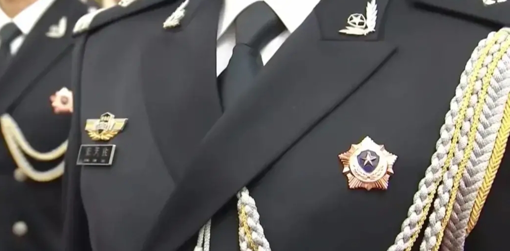 人民警察正式列装的新式警服警礼服上有哪些新变化?