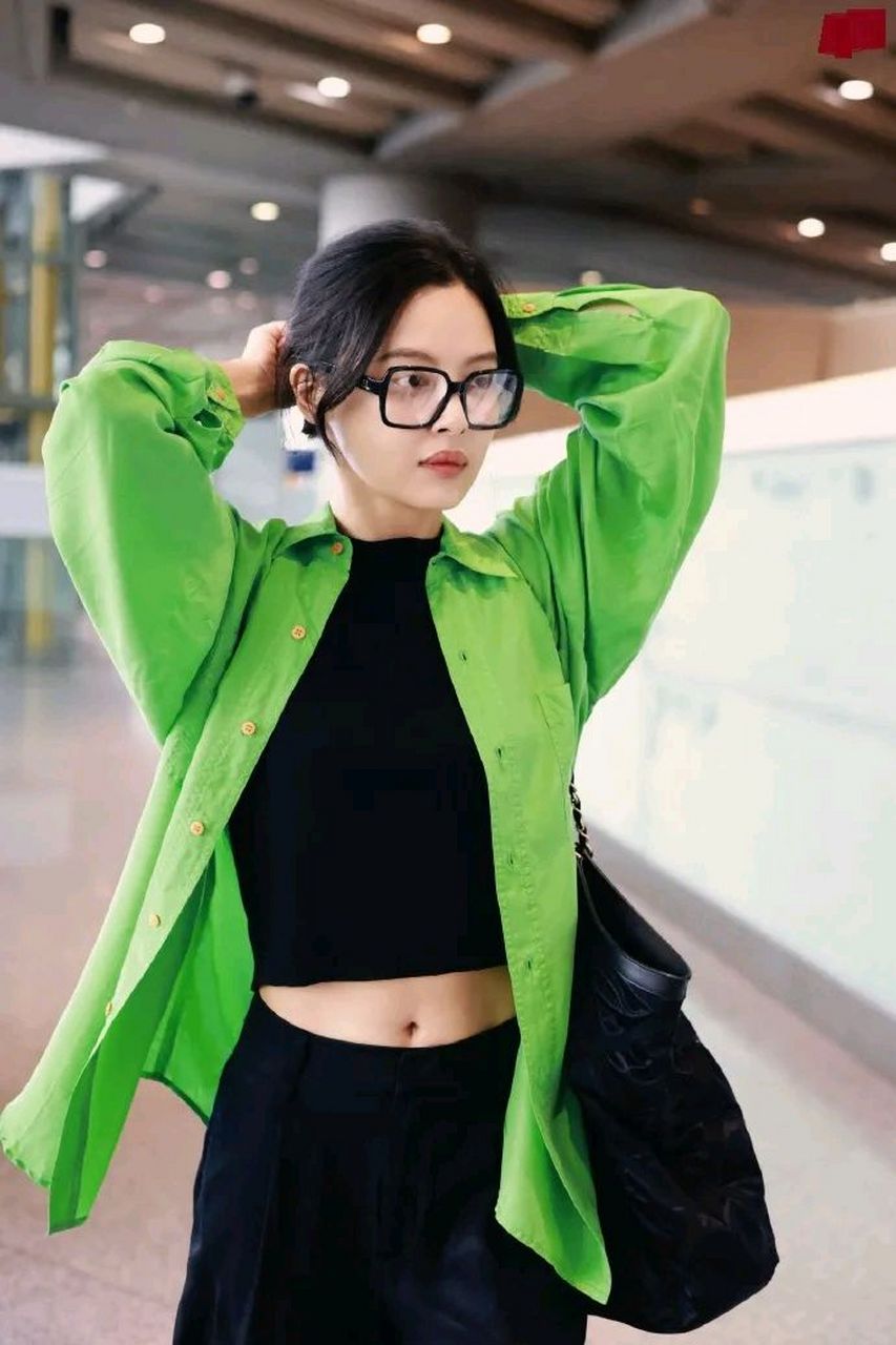 辛芷蕾亮相北京机场,她这次搭配的很有潇洒时尚魅力,看上去特别的漂亮