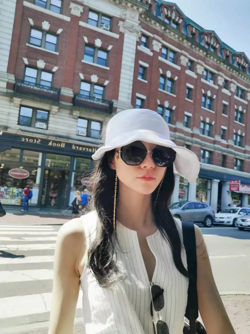 韩雪不愧是白富美,名门之后,出国旅游都那么文艺风,感觉白都不配她.