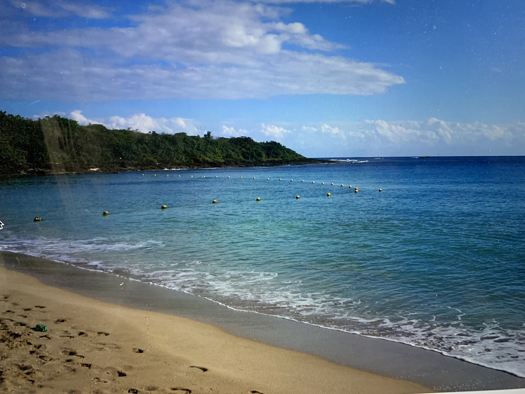 台湾屏东垦丁公园小湾海滩,这里碧海蓝天,海天一色,沙滩细腻柔软,是
