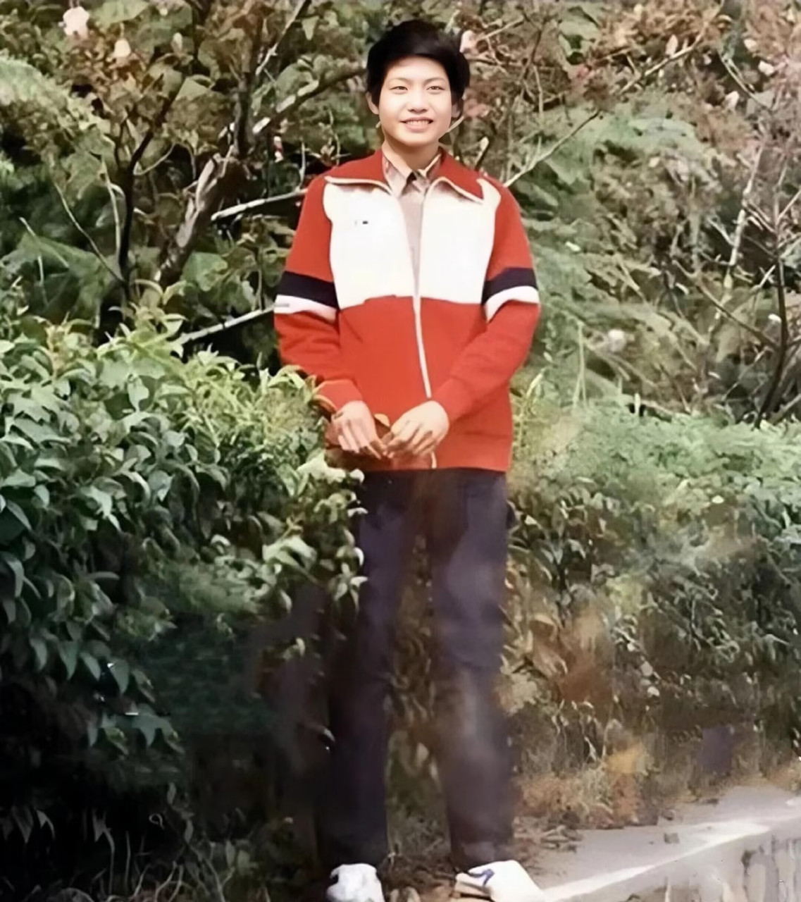 这是雷军年轻时照片,他刚考上武汉大学,穿的衣服也很有那个时候学生的