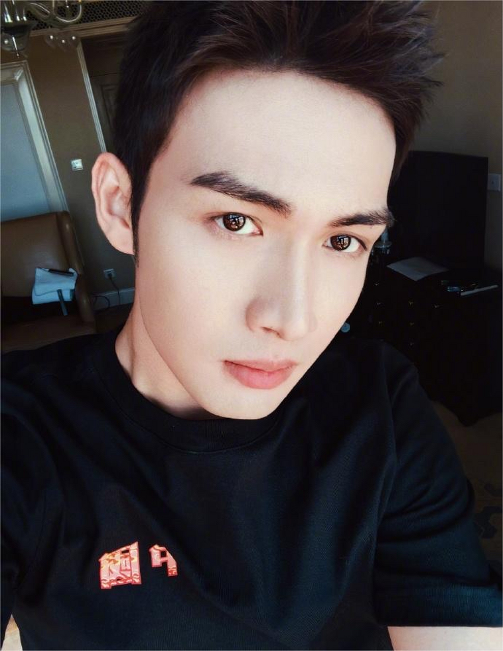 1,蔡徐坤他团队比较拖后腿,挺会得罪人的.