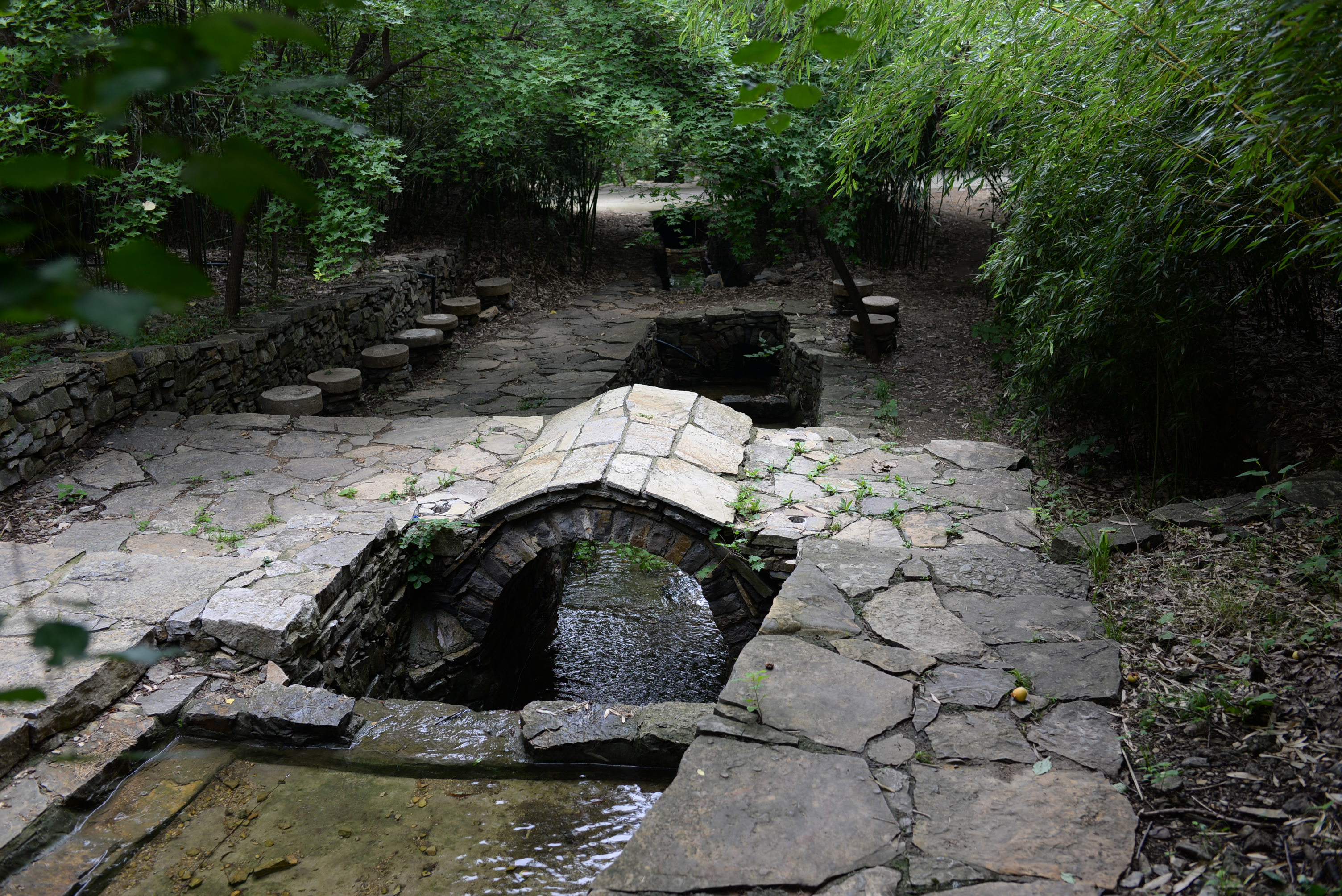 淄川涌泉村,因孙膑梦泉而得名;劈山齐长城上有千年石门