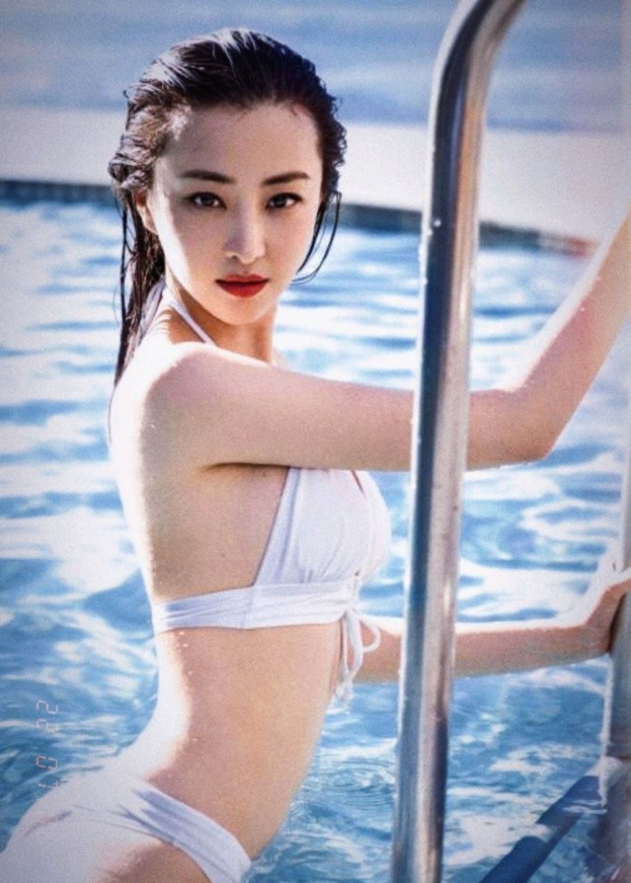 演员林静比基尼泳装写真,身材完美颜值出众,如仙女出浴.