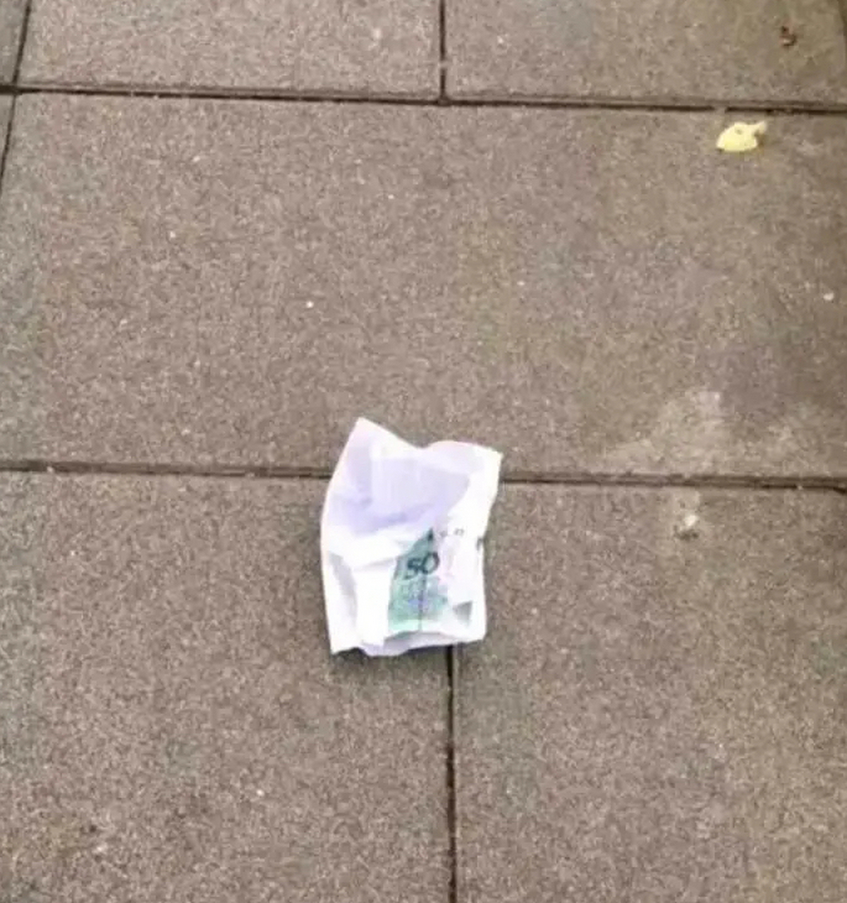 在路上捡了五十块钱 我到底捡还是不捡