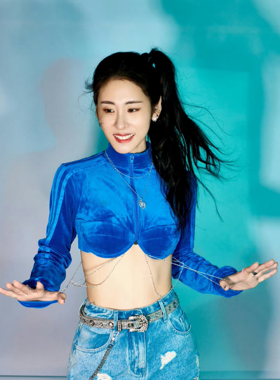 张碧晨# 甜美清纯的颜值,丰满傲人的事业线,前凸后翘,性感撩人的