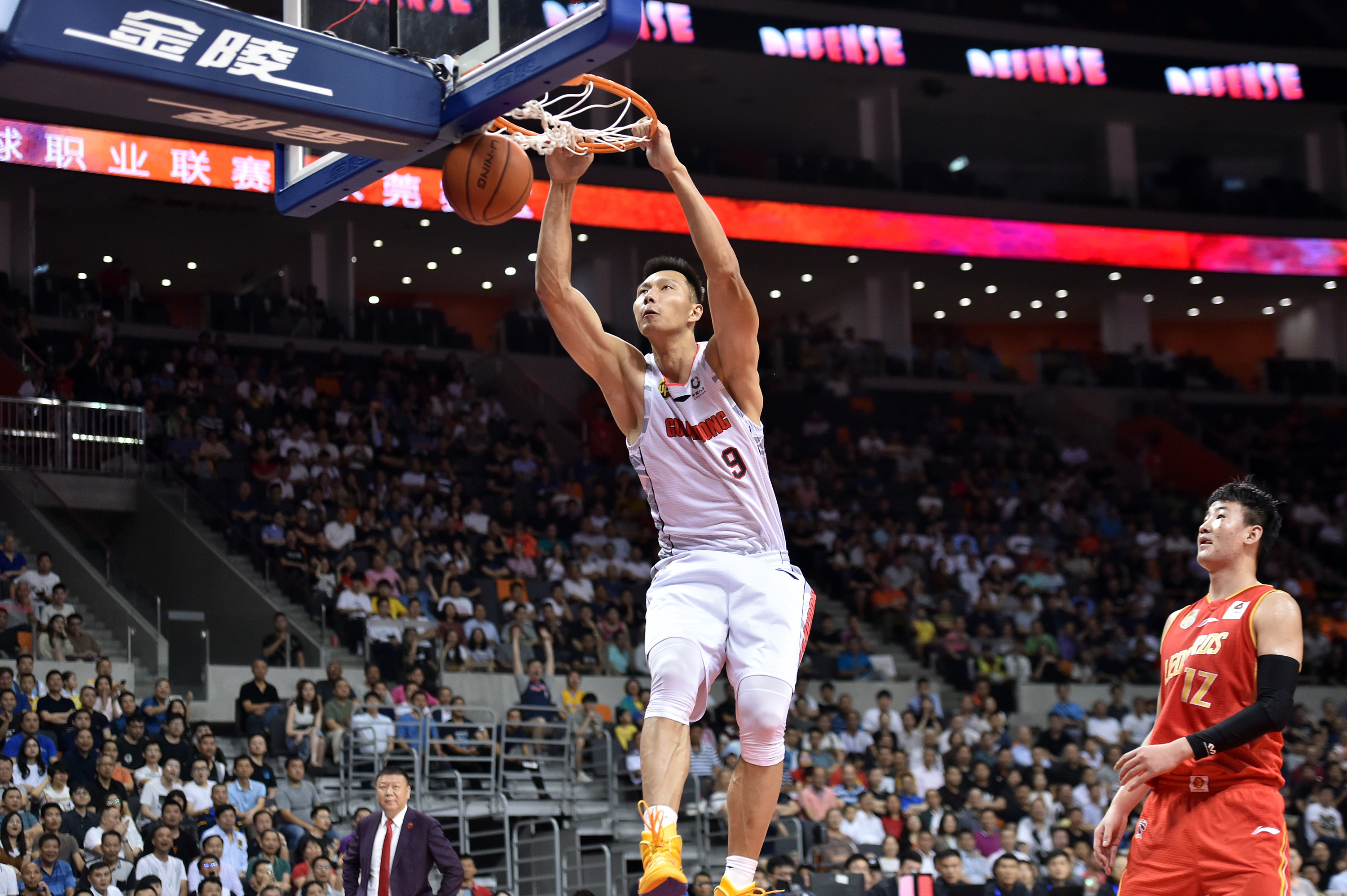 易建联的十大扣篮是他在职业篮球生涯中最具代表性的精彩扣篮