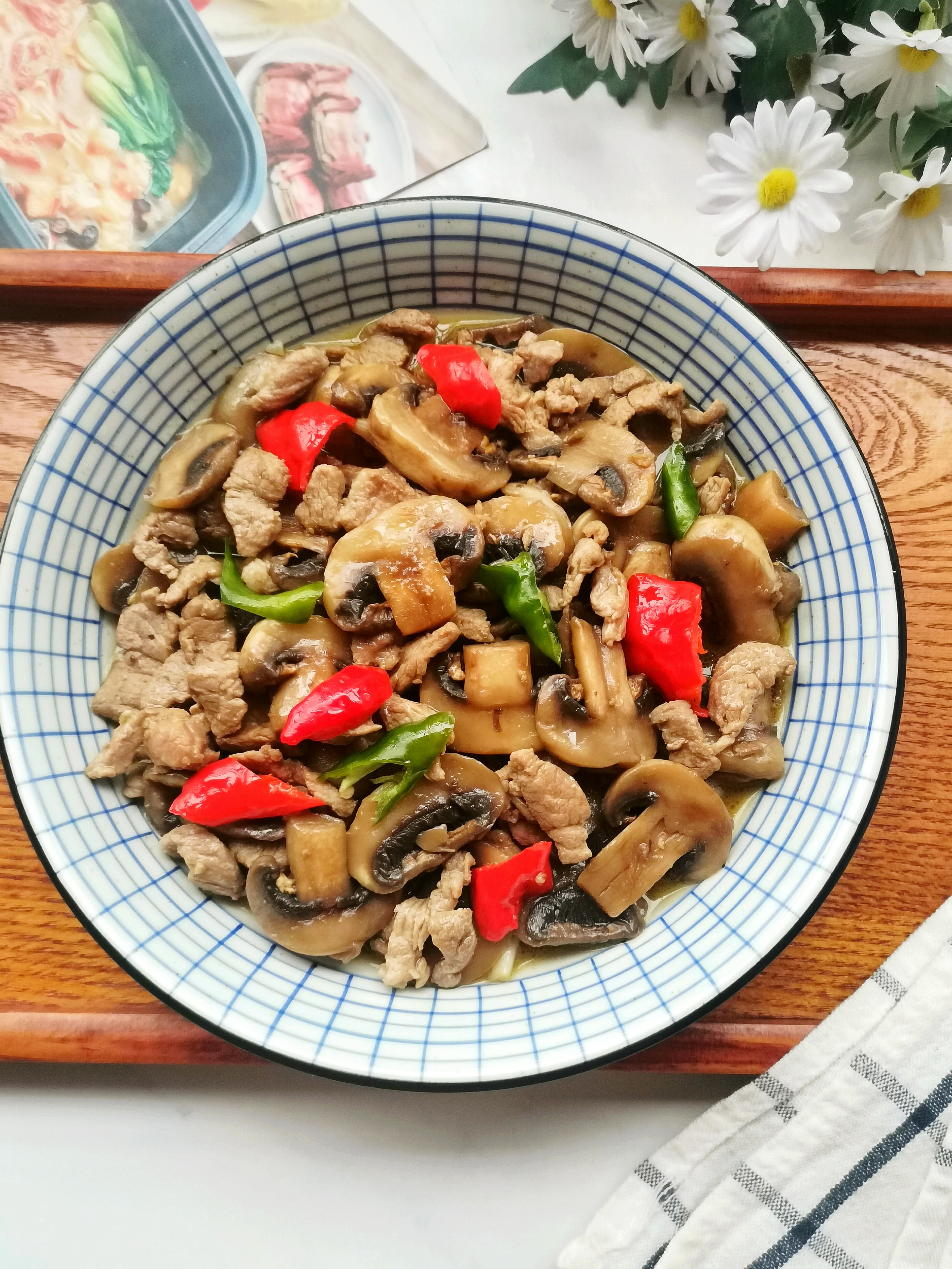 的家常菜口蘑炒肉,口蘑鲜嫩美味,和肉搭配在一起好吃又下饭,做法简单