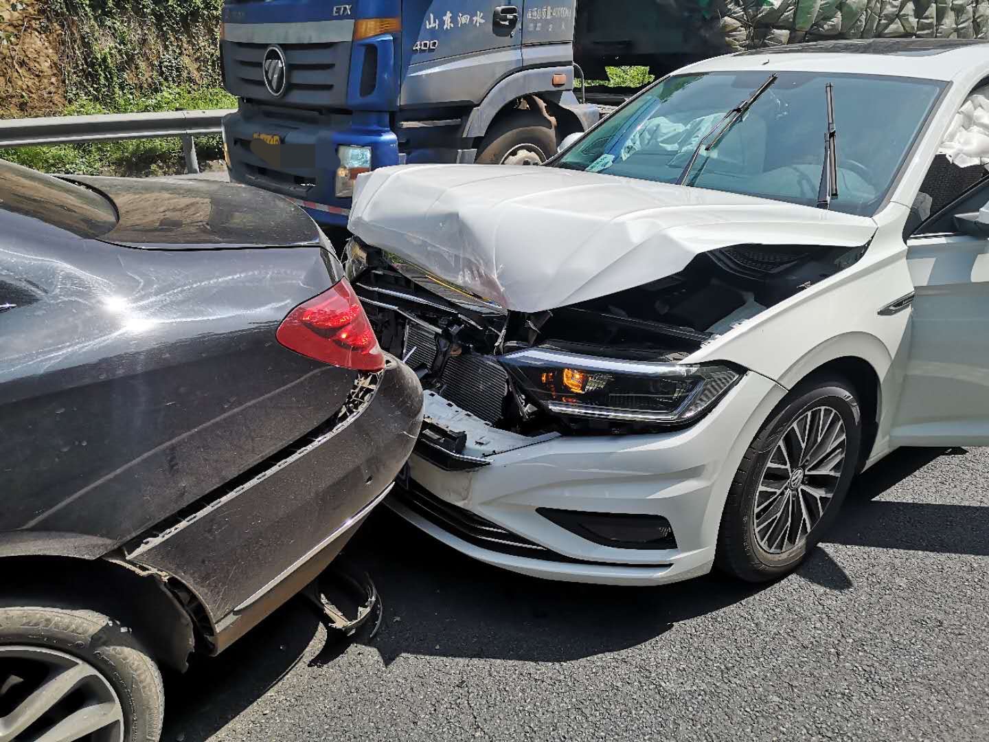 教训!未保持安全车距,两车追尾酿事故