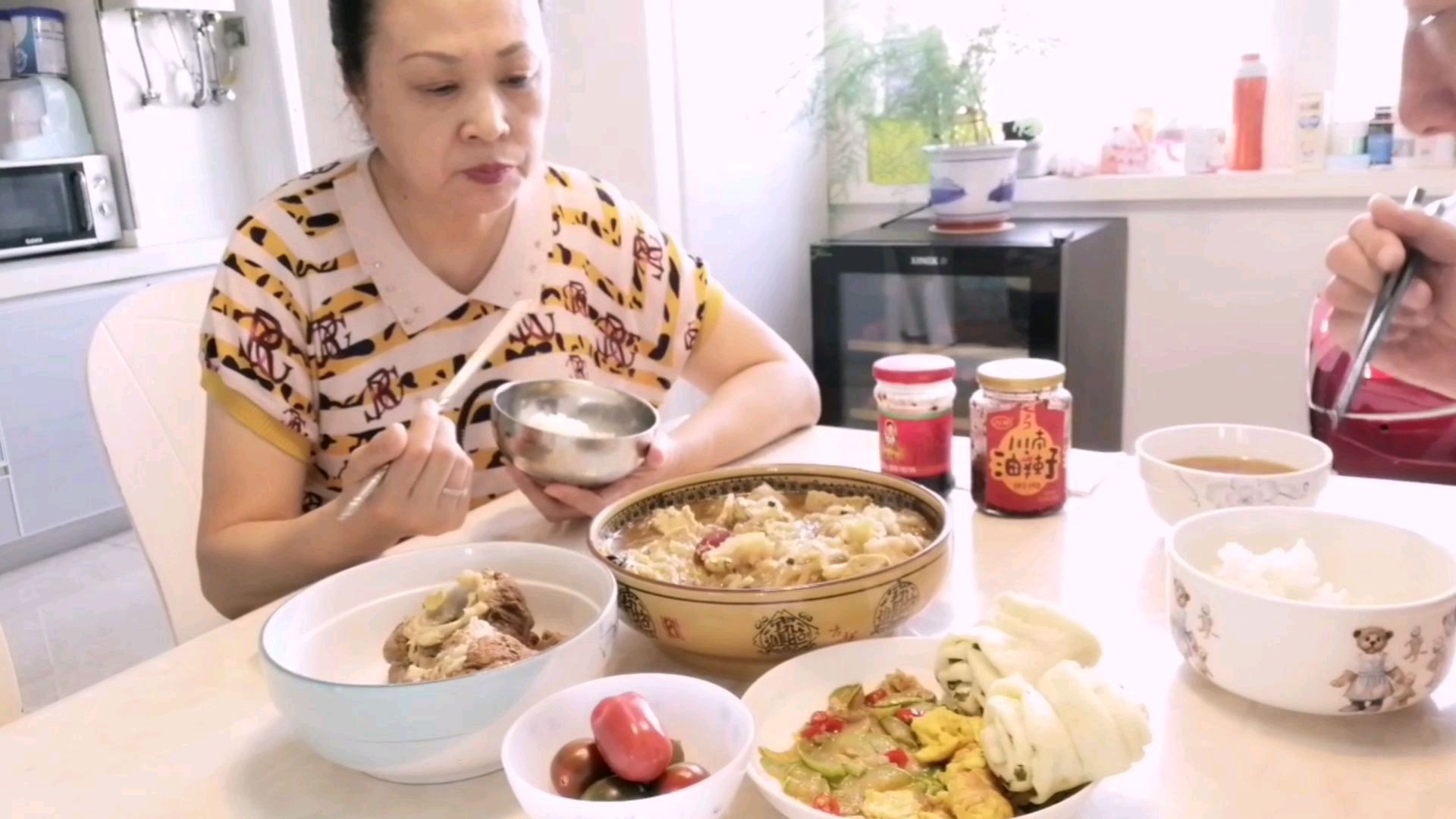东北家常菜,酸菜炖粉条搭配大骨棒,冻豆腐,满满一大锅,过瘾