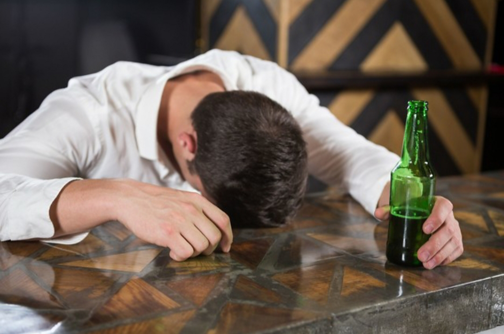 他说大夏天的,媳妇把他放浴缸里面