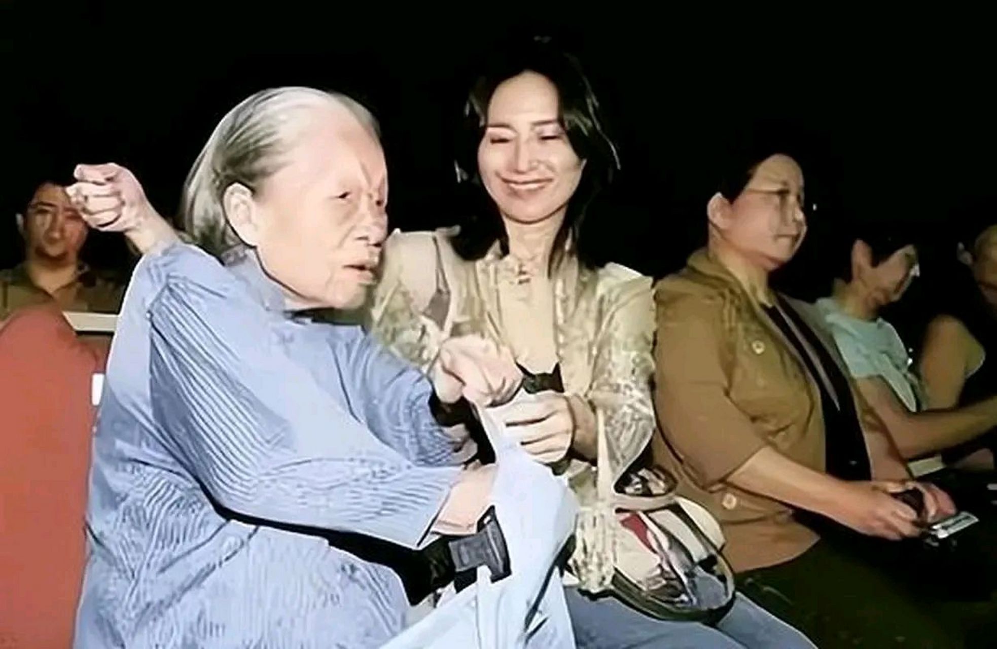 当年,何超琼的保姆晶姐打算回家养老,何超琼知道后,痛哭恳求保姆别