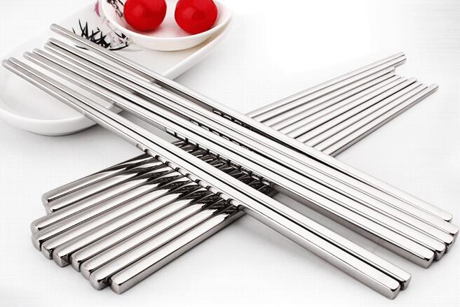 木筷子与不锈钢筷子哪个适合家里用?看完"浑身冷汗",别再乱买