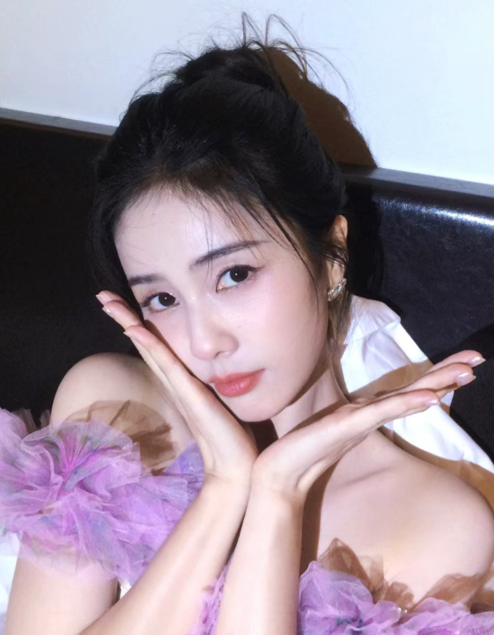 白鹿在休息室自拍表情百变,俏皮十足,她当天穿的礼服特别梦幻,紫色系