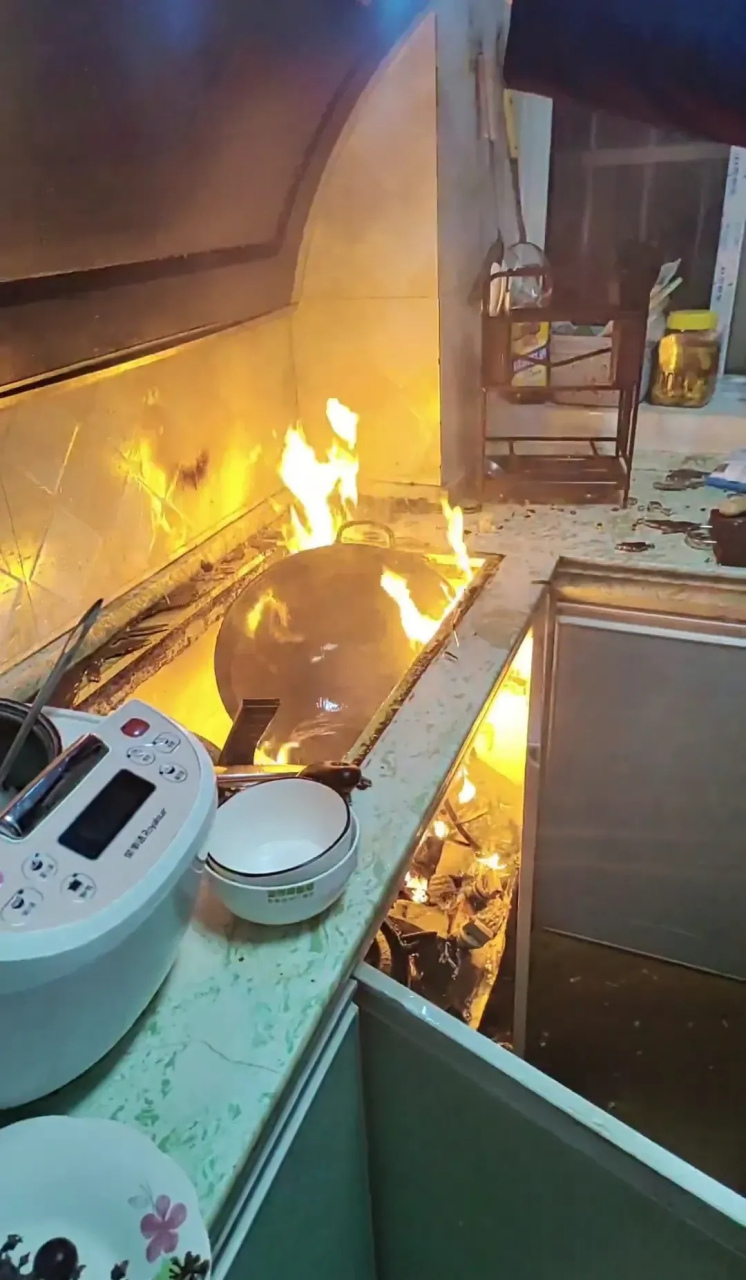 燃气灶底下冒火是怎么回事?