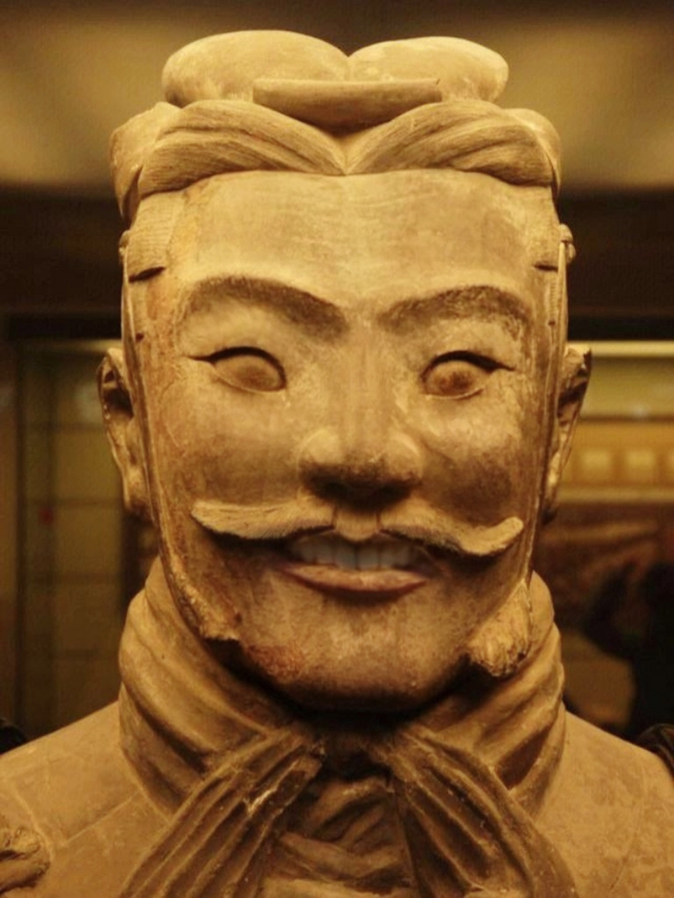 兵马俑各个军容整肃,显得过于严肃了,我们通过ai让他们笑起来,感觉都