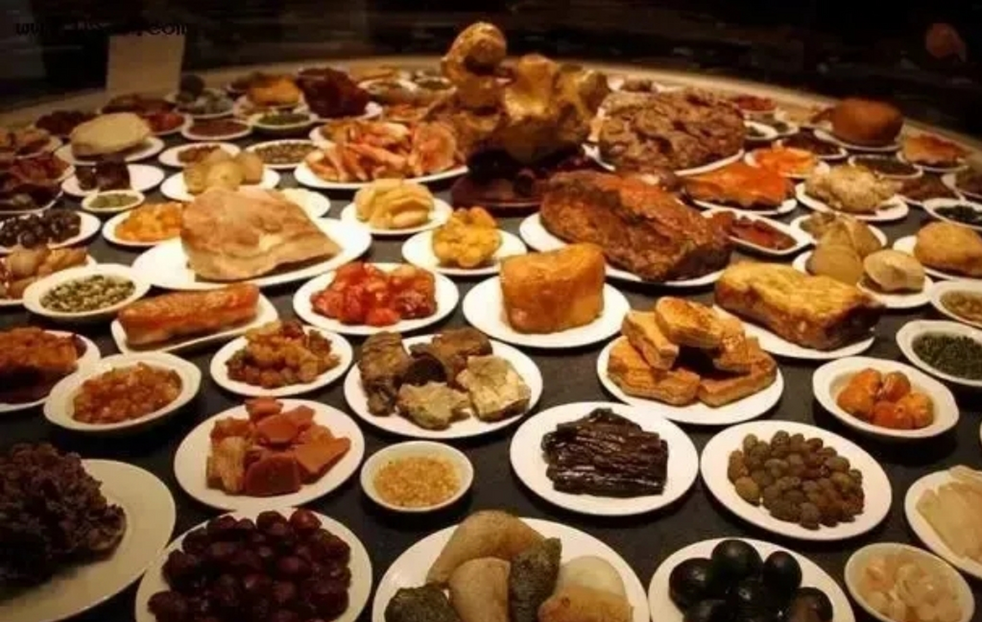 古代皇帝用膳后,没吃完的饭菜是如何处理的?说出来你别不信.