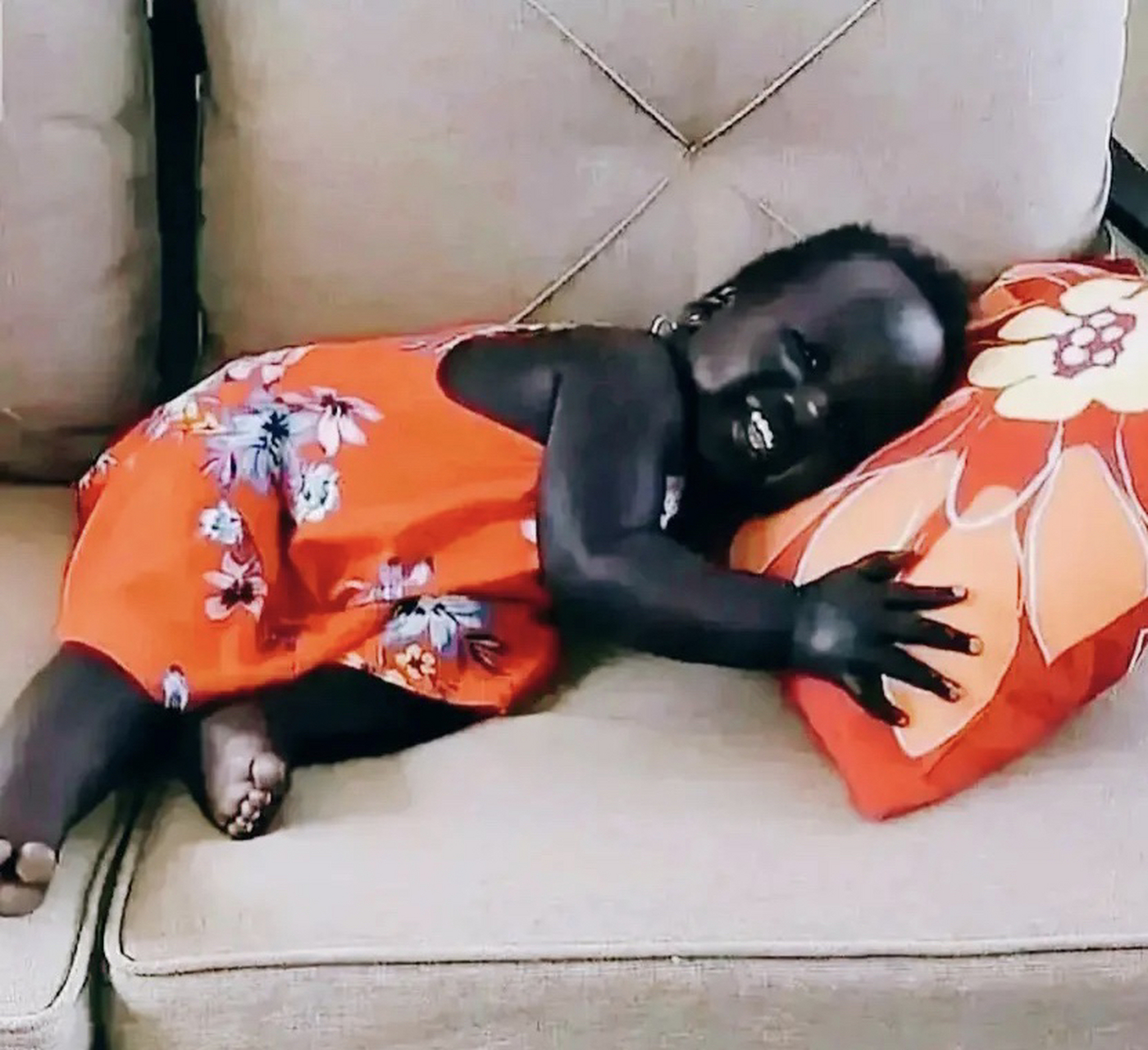 河南一小伙娶了一个非洲妻子,生下来的孩子竟然全身黝黑油亮的,几乎