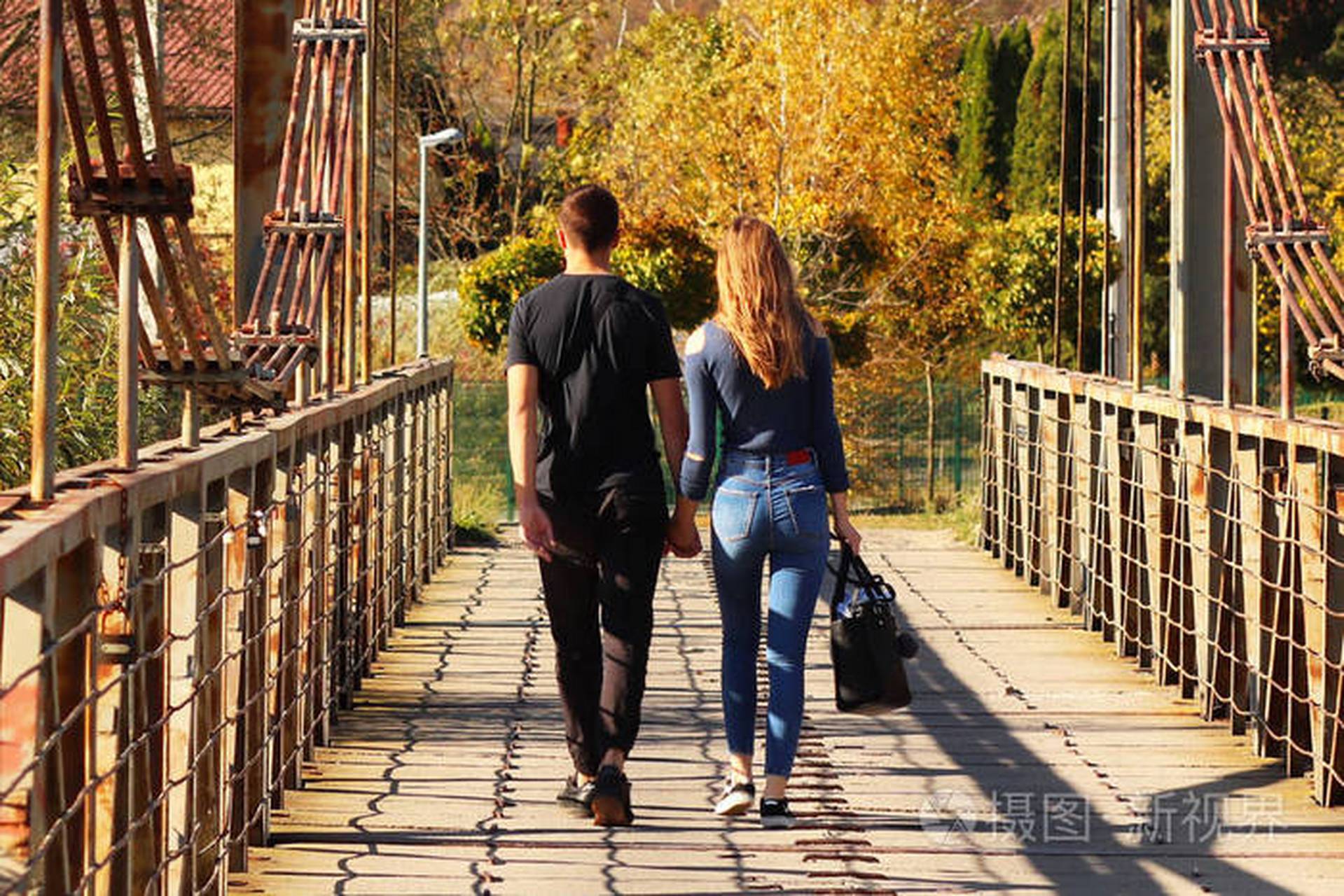 男孩儿轻轻捏着女孩儿的手,她轻轻颤抖着