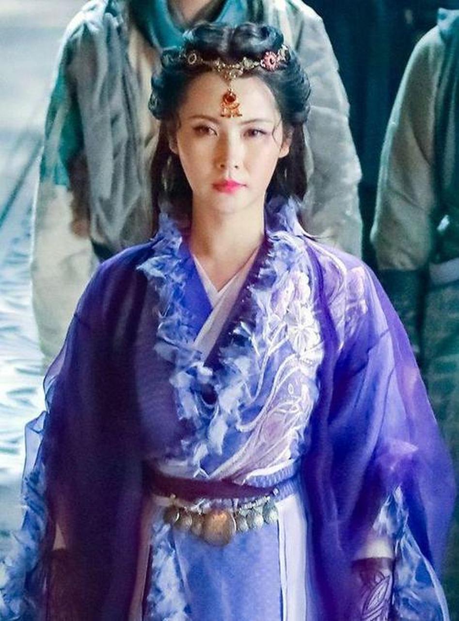 谢逊说她当年乃武林中第一美人,此言当真不虚,遥