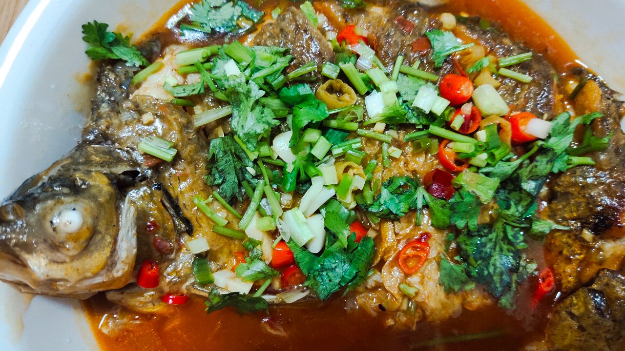红烧鱼这样做,鱼肉鲜嫩不腥麻辣鲜香,好吃又解馋