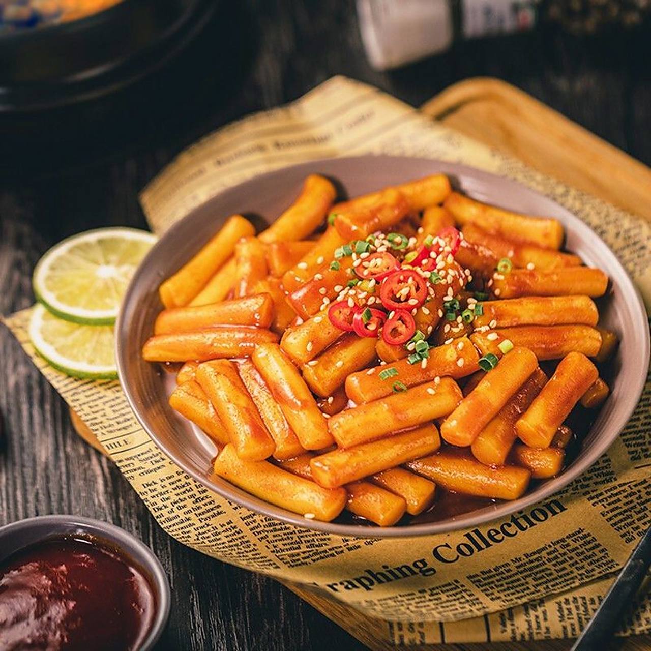 肉丝炒年糕美食家常菜制作方法 把买来的年糕,洗干净切片,如果是芝士
