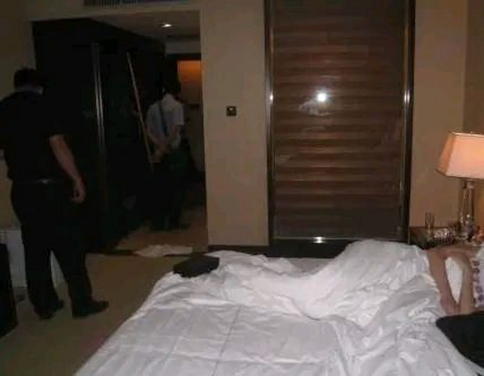 于是开窗爬到空调外机上躲避.