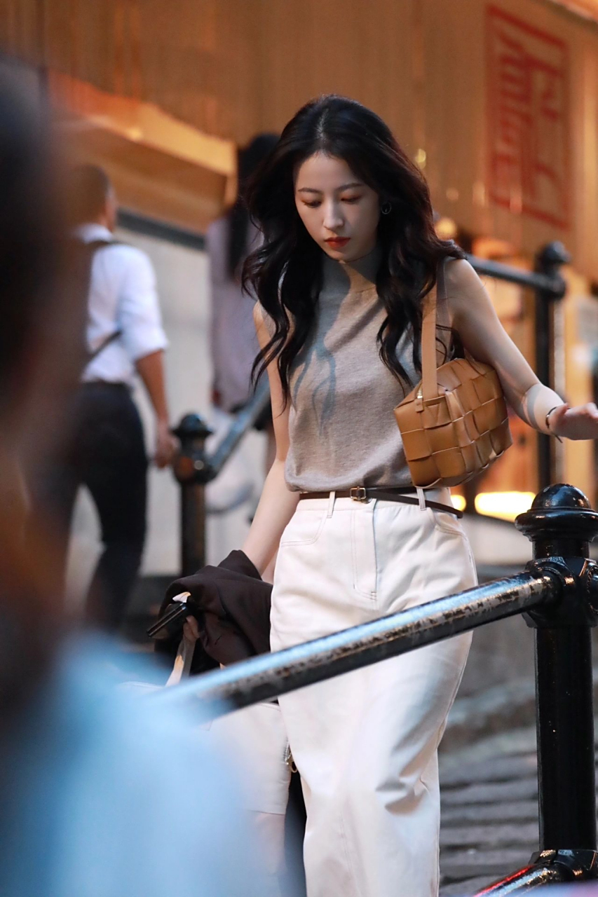周雨彤香港街拍 随便一按快门就是原图直出||(其实是在拍戏的 第一次