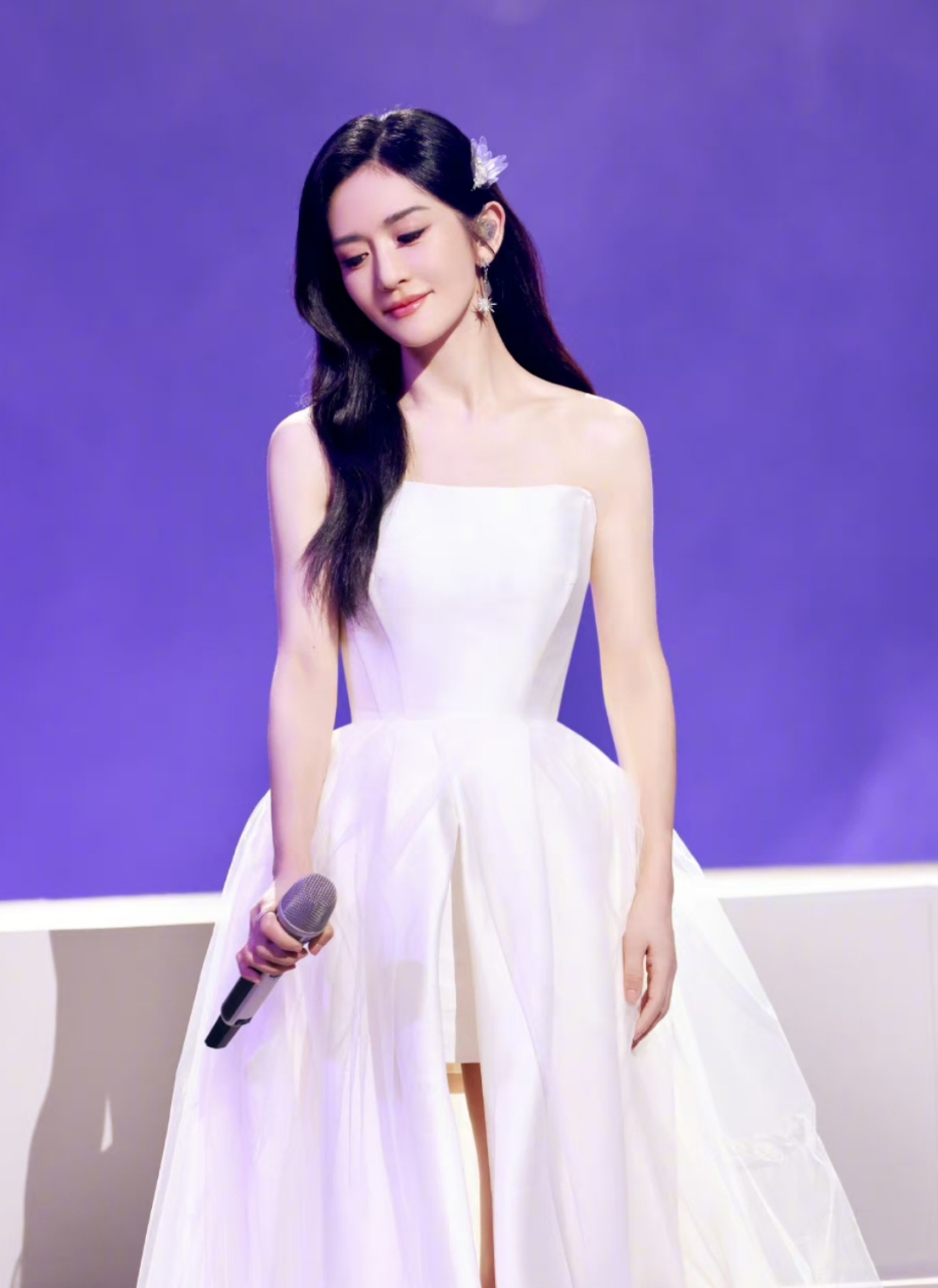 谢娜公演换上白色礼服变温柔了,不像前几次蹦蹦跳跳那么卖力,安静唱歌