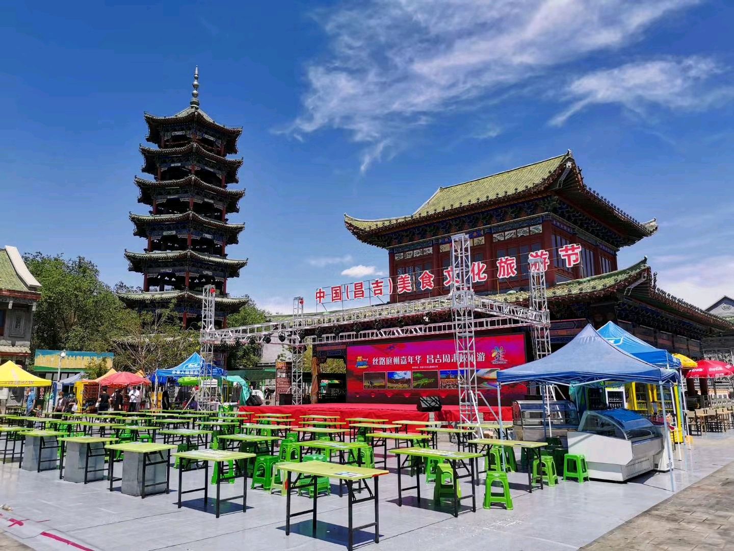 在小吃街领略回民习俗,品尝回民小吃