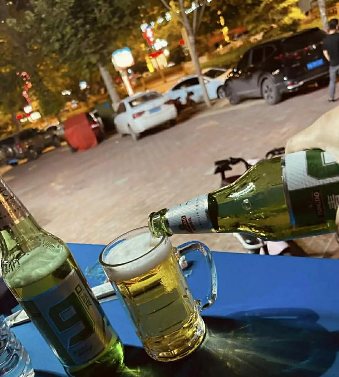 烟酒不及情伤人,酒醉人心夜销魂.没有凌晨的粥,那就倒满深夜的酒.