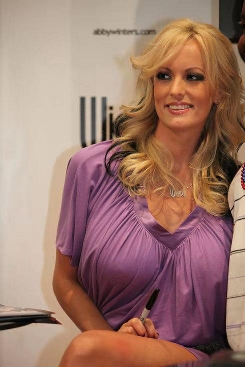 斯托米·丹尼尔斯(stormy daniels),1979年3月出生,美国导演,演员.