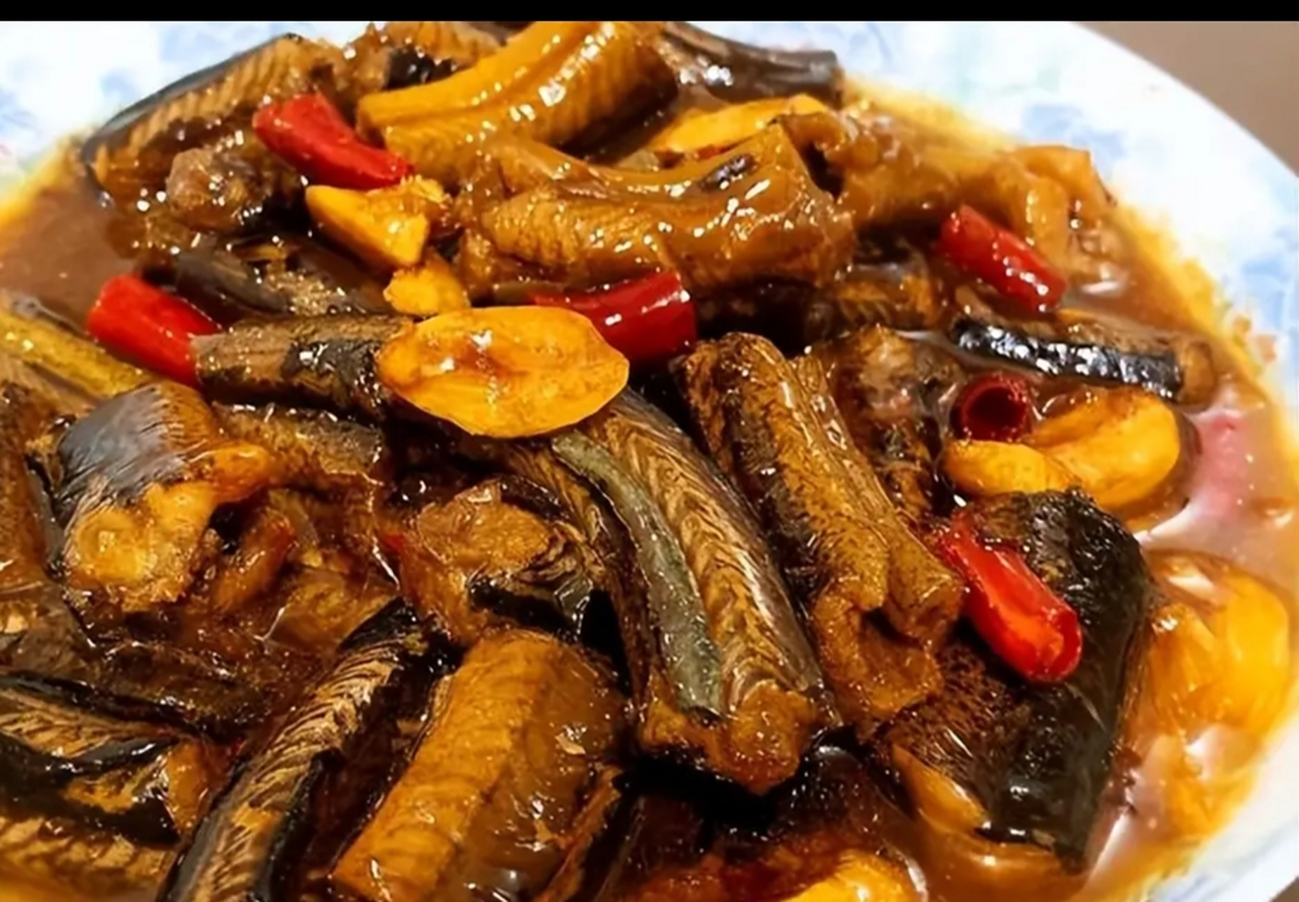 红烧黄鳝  食材准备:黄鳝,葱姜蒜,辣椒  做法:  1,将黄鳝切段,撒上盐