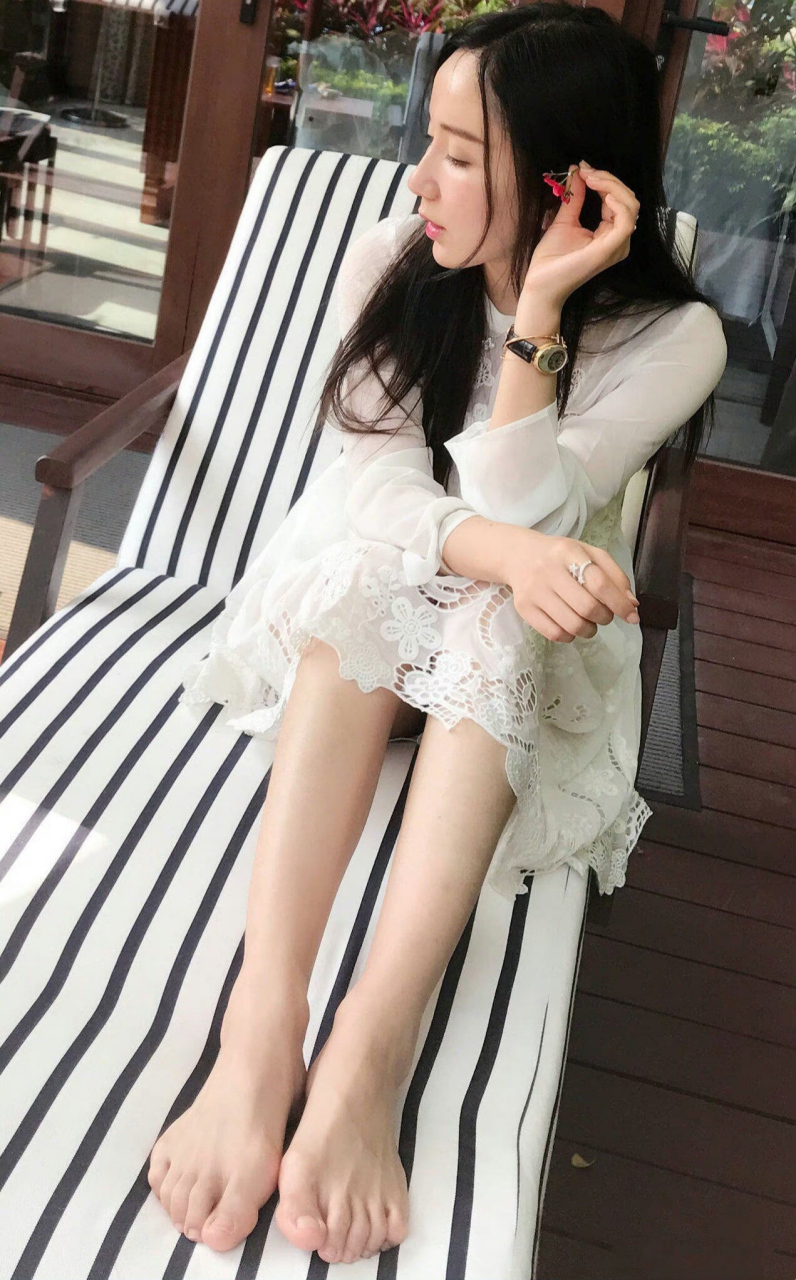 演员娄艺潇光脚拍摄写真集,2009年,娄艺潇开始主演都市青春喜剧《爱情