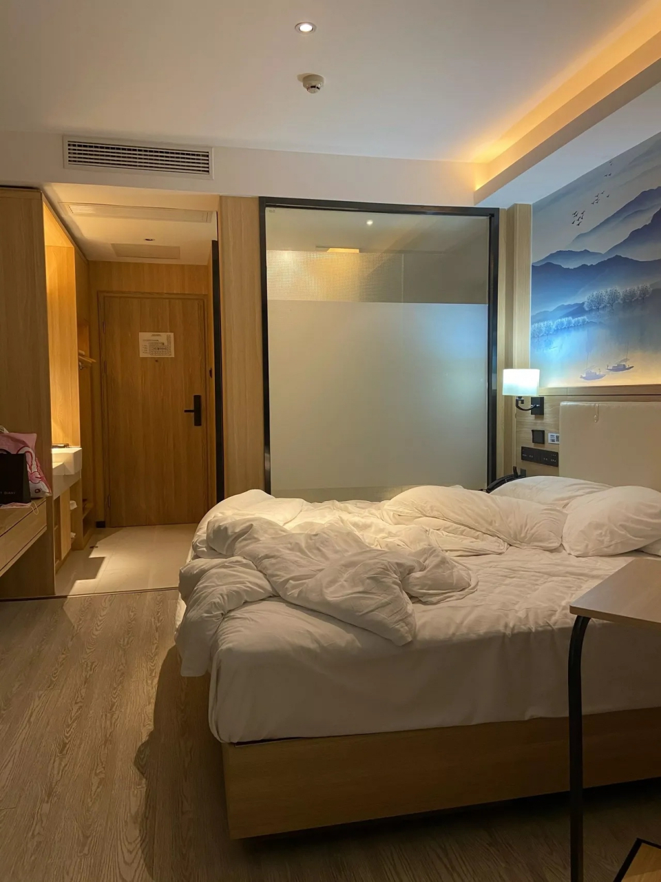 今天与友人相约,到我们我这的白鹿温泉度假村旅游,爬山,上午赶到酒 