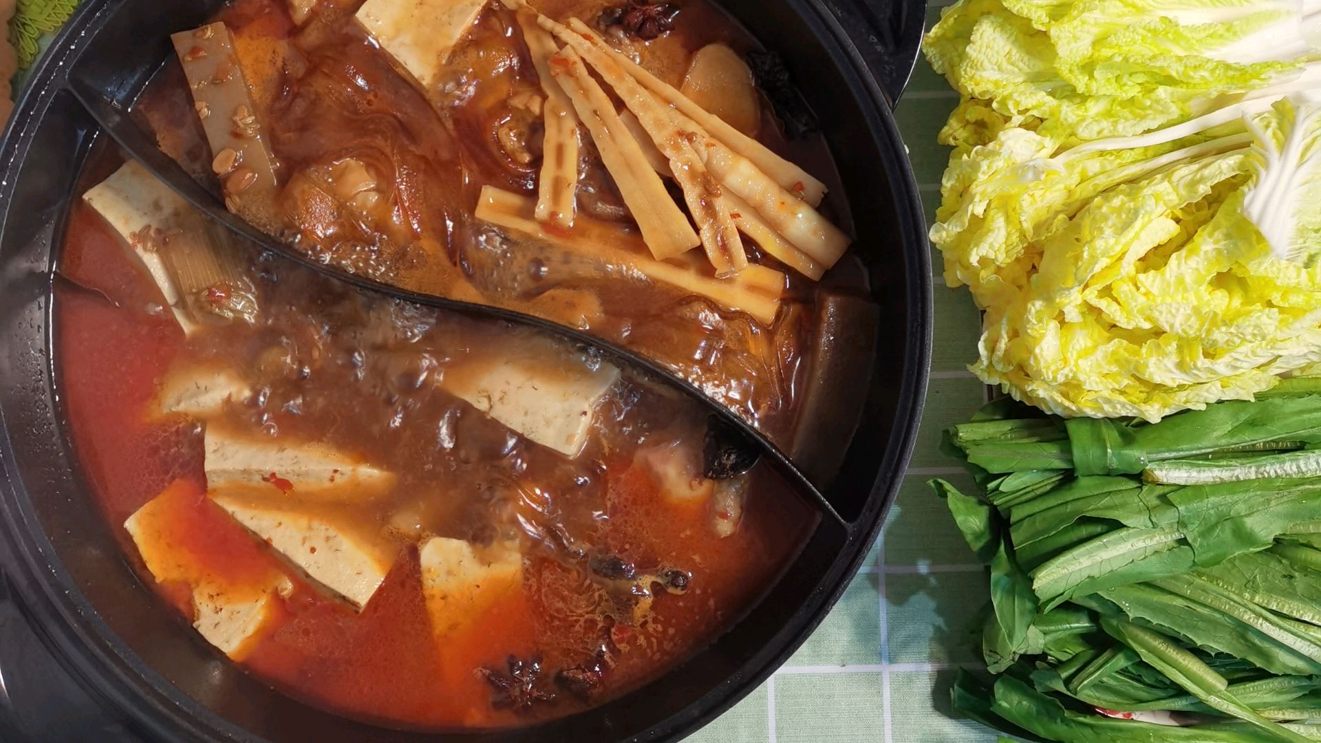 家里自制火锅鸡,用料都是鸡腿鸡翅鸡胗子,这样做麻辣鲜香吃过瘾