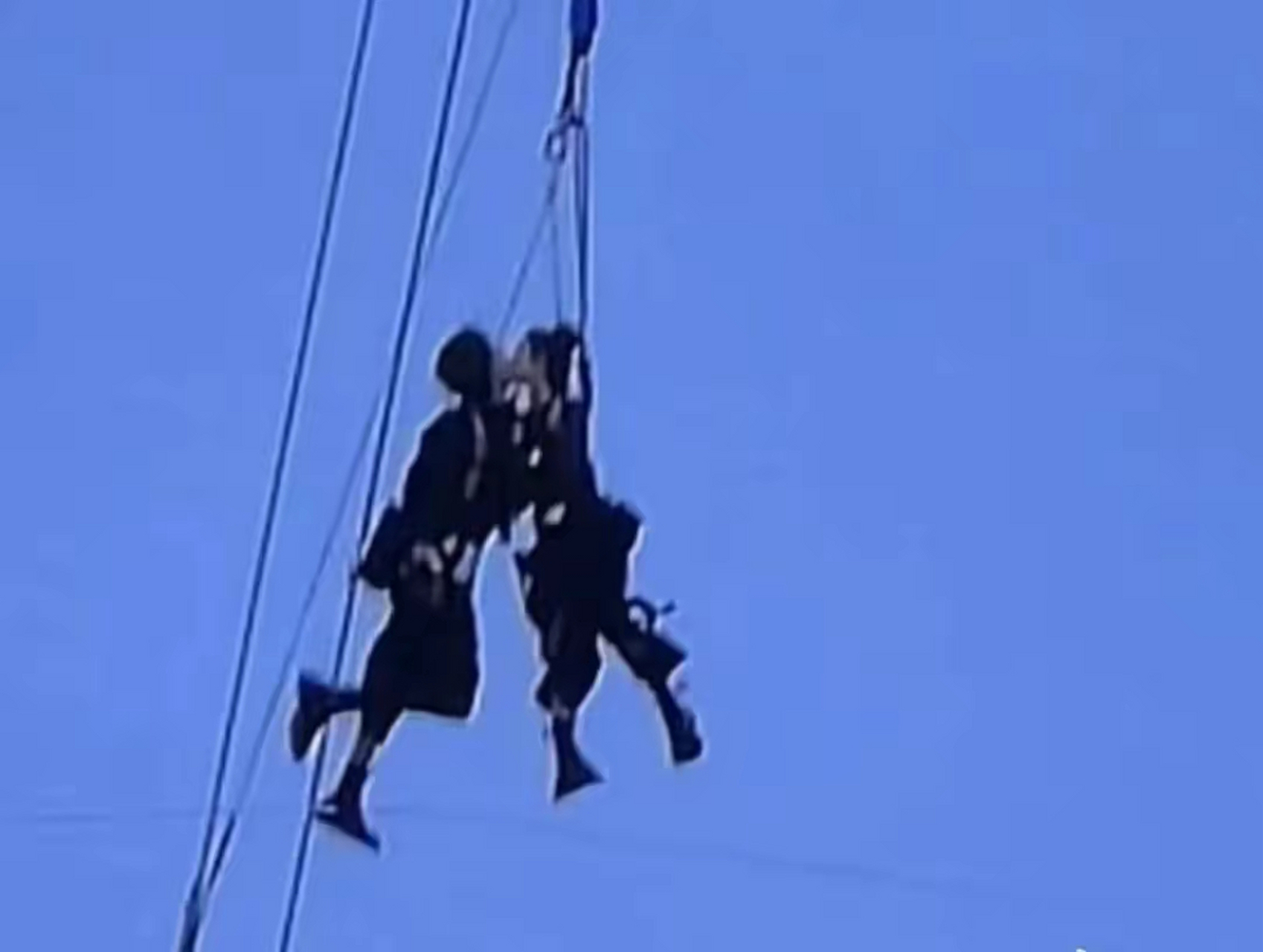 娱乐圈又一对情侣?秦霄贤哈尼克孜甜蜜蹦极,相拥接吻太幸福  秦霄贤和