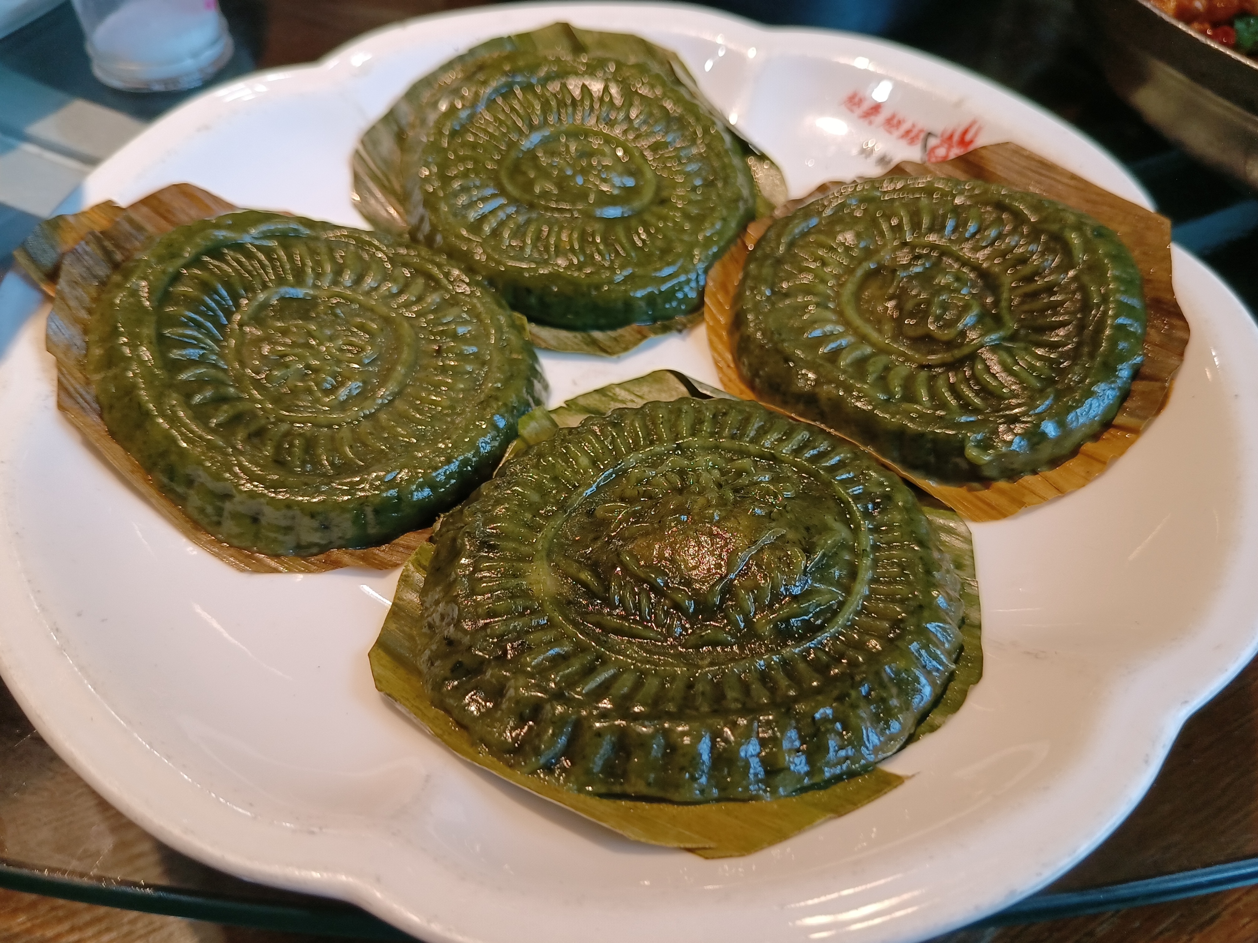 桂林特色小吃:艾叶粑粑,味清香,口感好,在遍布大街小巷的油茶店都能吃