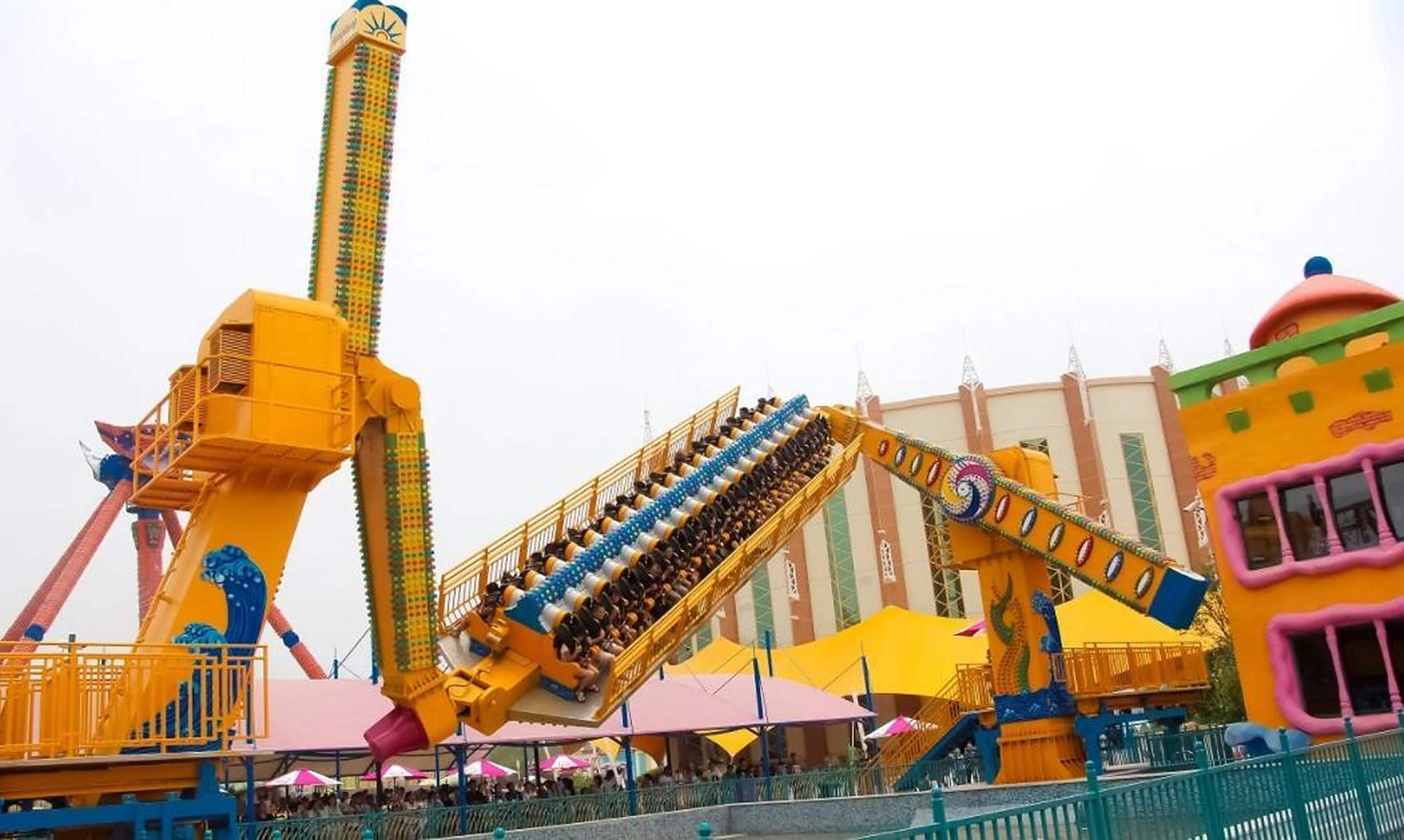 过山车,波浪摆锤属于大同方特的极限项目,建议去体验的小伙伴一定要