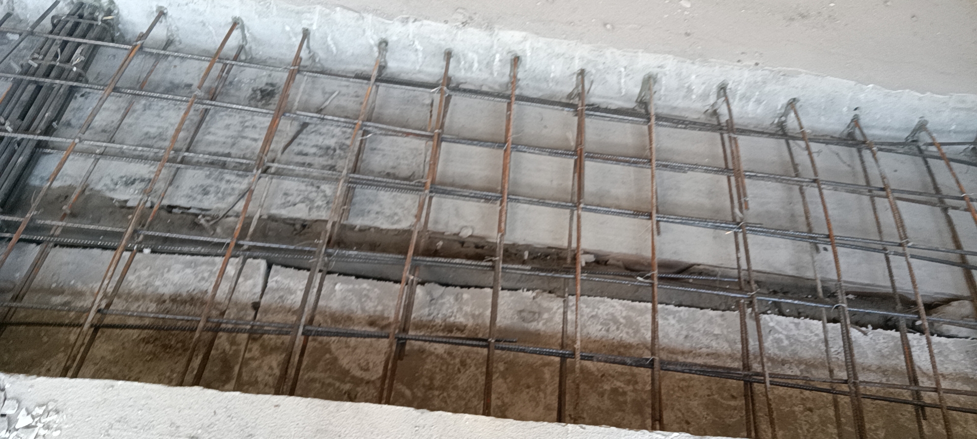 工地钢筋工补板植筋钻孔