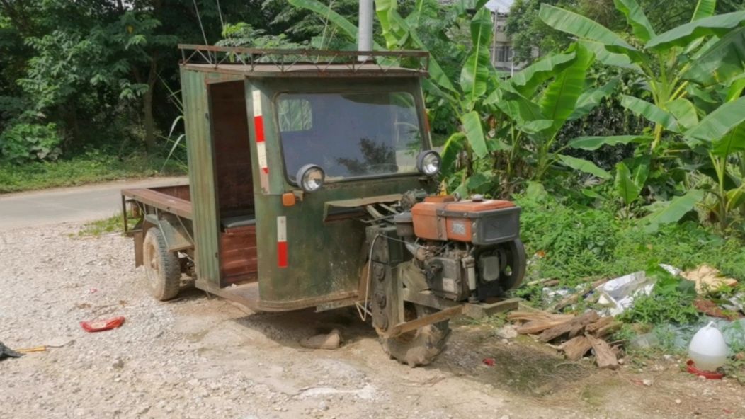 广西这种拖拉机带方向盘,号称独轮鸡公车,跑农村山路真是好厉害