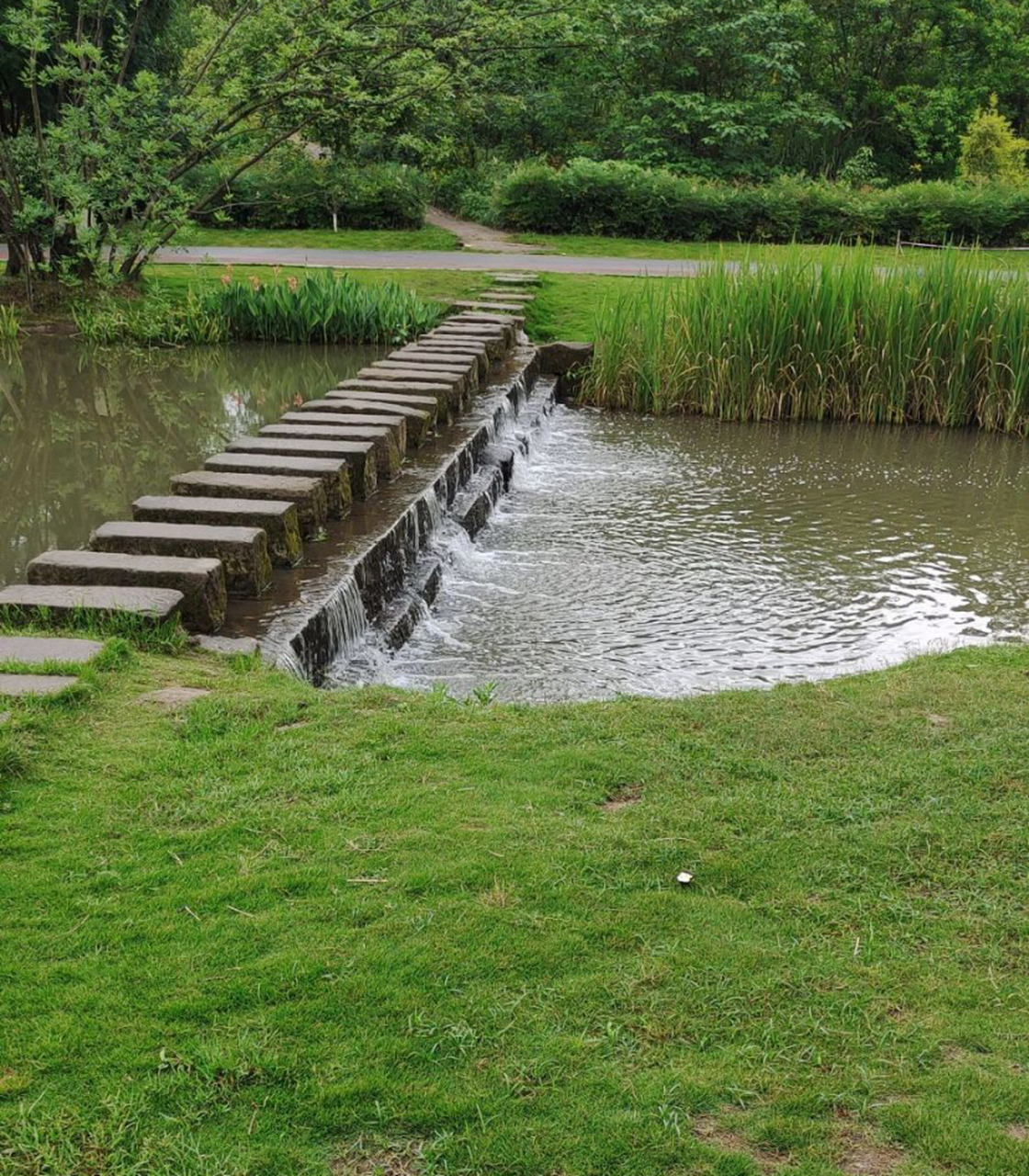 重庆三板溪公园是一座位于重庆两江新区的大型城市公园,拥有优美的