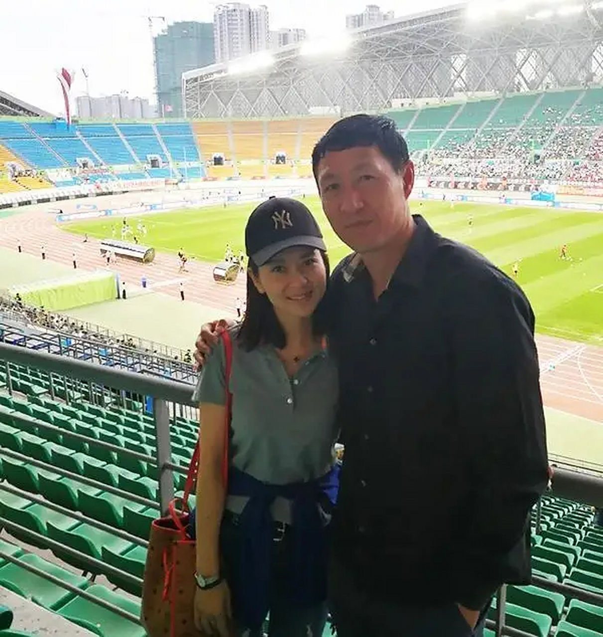 2001年,国足黎兵和妻子梁爽离婚,净身出户,转身便娶了歌手甘萍.