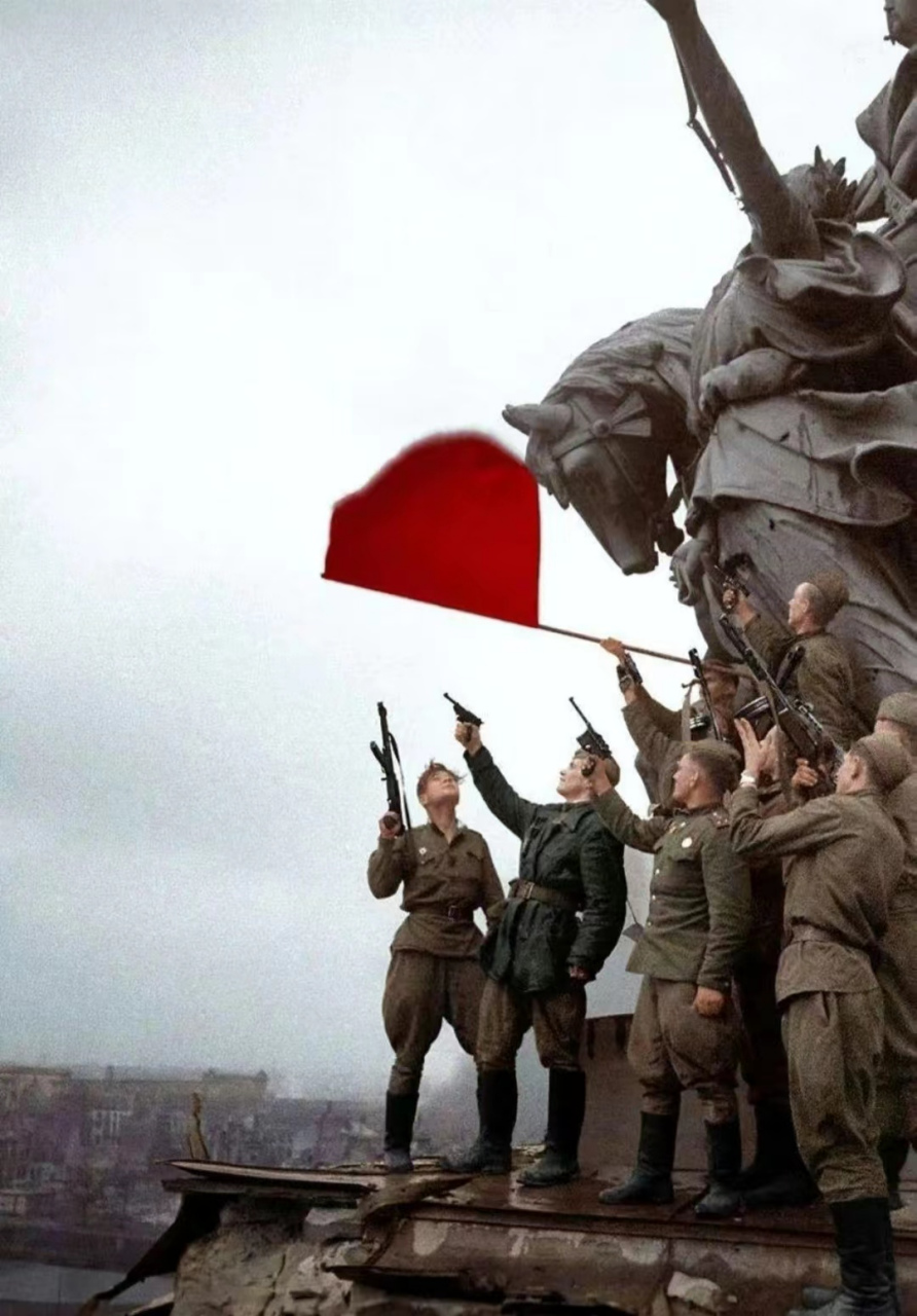 1945年,苏军攻入德国柏林市区,三名苏联士兵在一栋建筑的掩体后面向