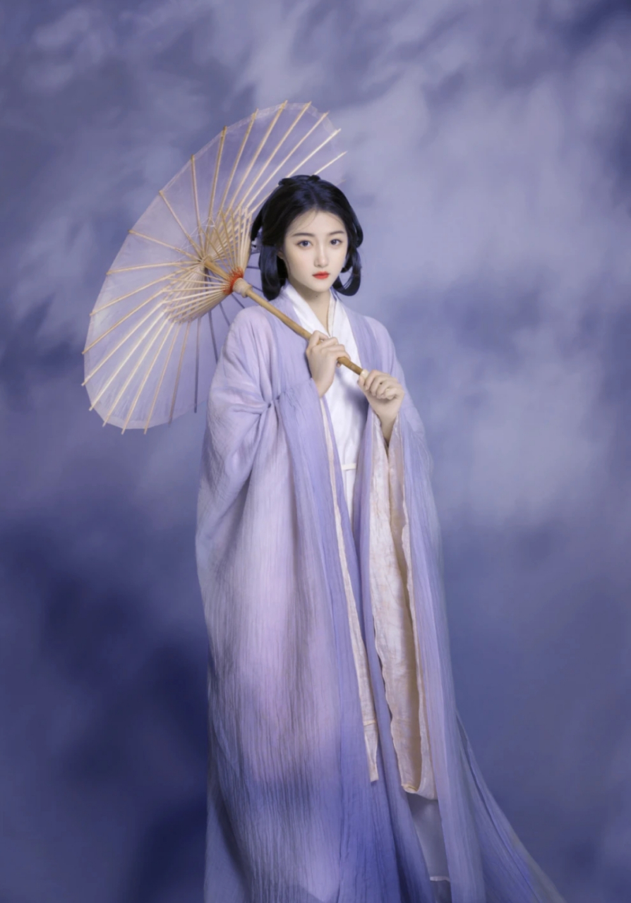 盘子女人坊代言人关晓彤的第二套造型太适合她了,魏晋清冷风好有感觉
