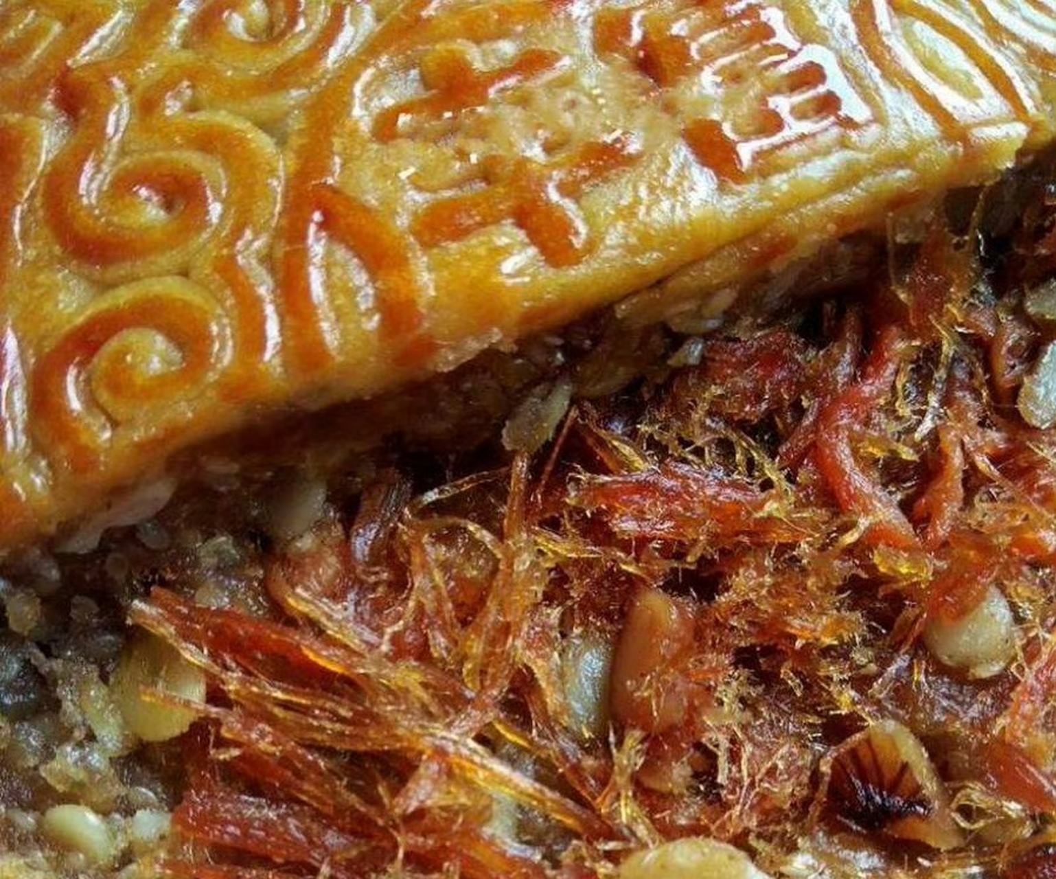 合浦大月饼,饼面棕黄或金黄略带泛红,色泽均匀,腰部