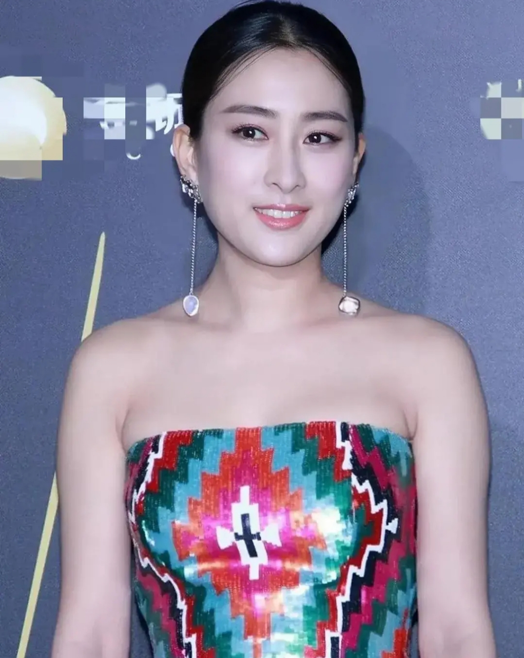 昔日的马苏参加某个活动,身穿一袭印花抹胸长裙,体态妩媚丰盈,轻松秀