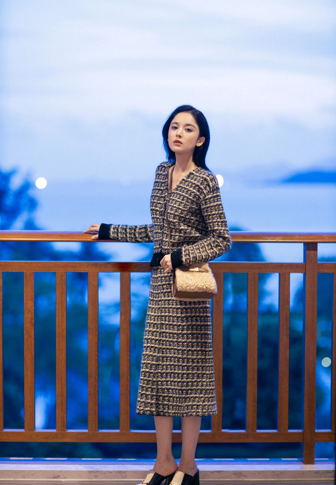 古力娜扎一袭tory burch花呢套装,搭配羊羔绒单肩包,雅致温柔