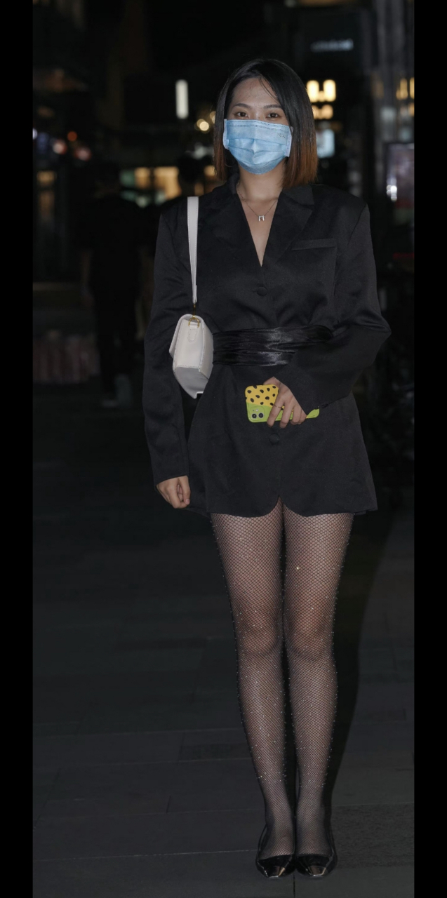 闪闪发光的黑丝渔网袜