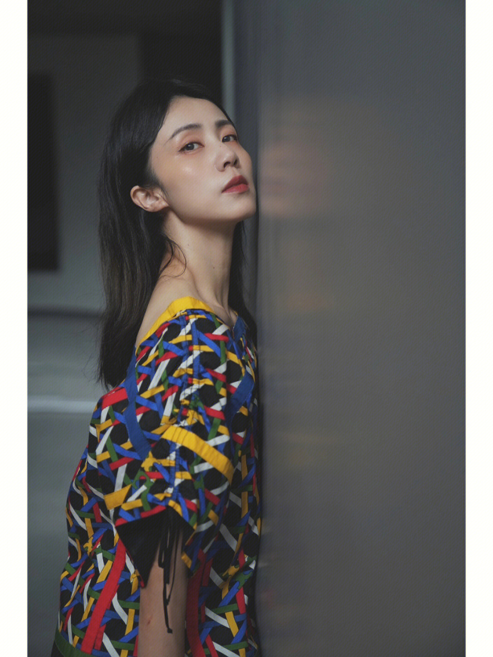 黄磊老婆孙莉近日分享美照,照片中只见她身穿七彩格子编织上衣,下搭